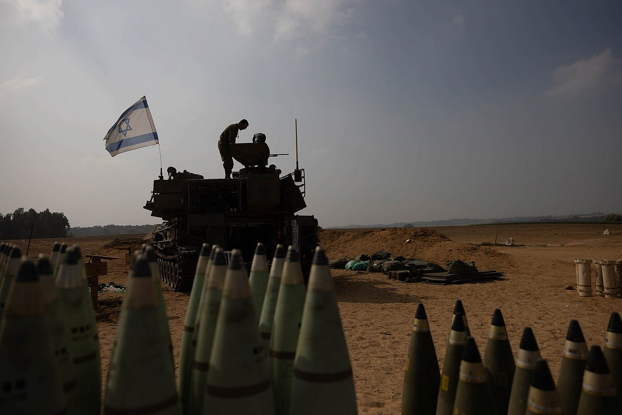Artillerie israélienne stationnée près de la barrière de Gaza, dans le sud d'Israël, le 2 novembre 2023. (Chaim Goldberg/Flash90)