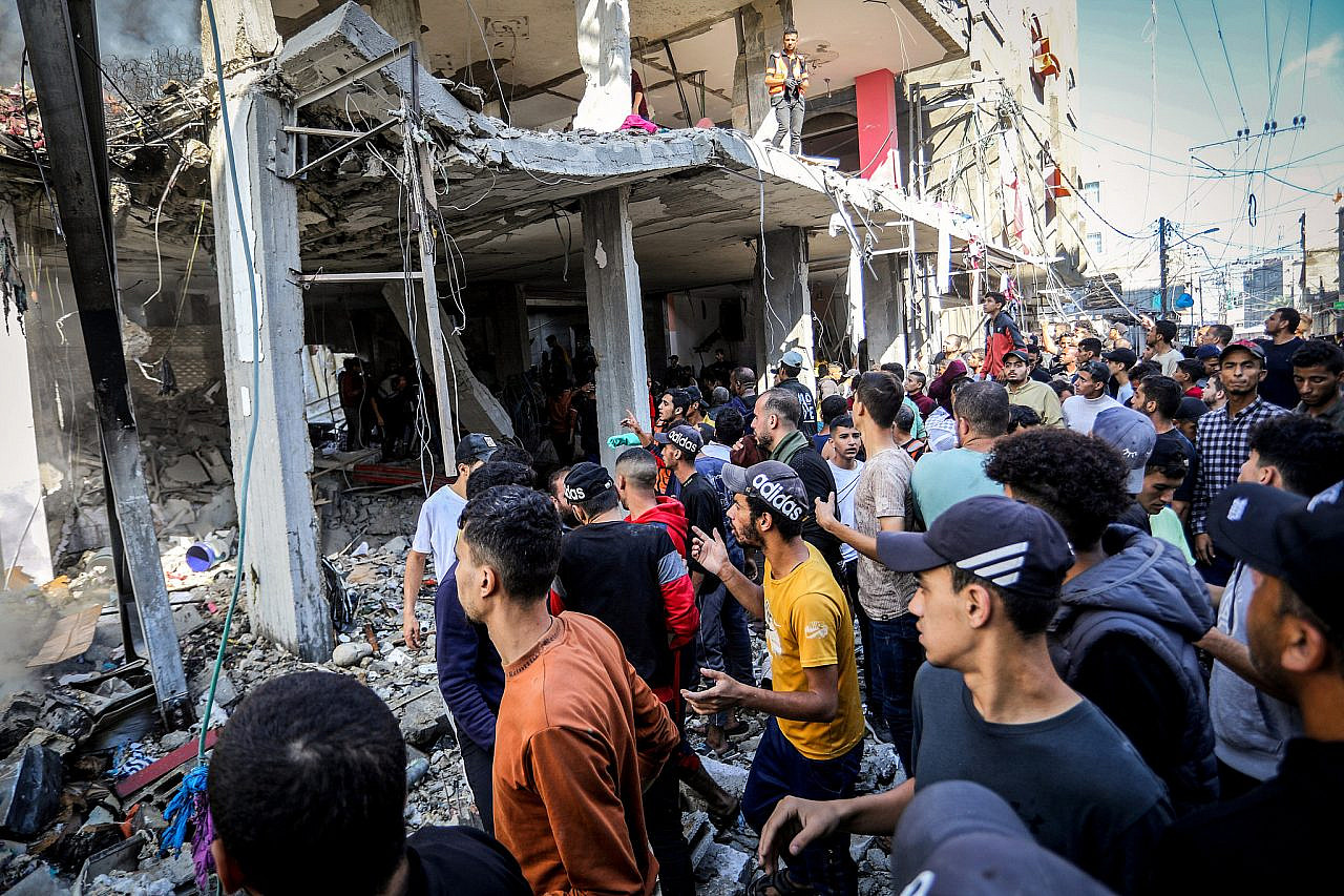 Des Palestiniens recherchent des blessés après une frappe aérienne israélienne sur une maison du camp de réfugiés de Shaboura, dans la ville de Rafah, dans le sud de la bande de Gaza, le 17 novembre 2023. (Abed Rahim Khatib/Flash90)