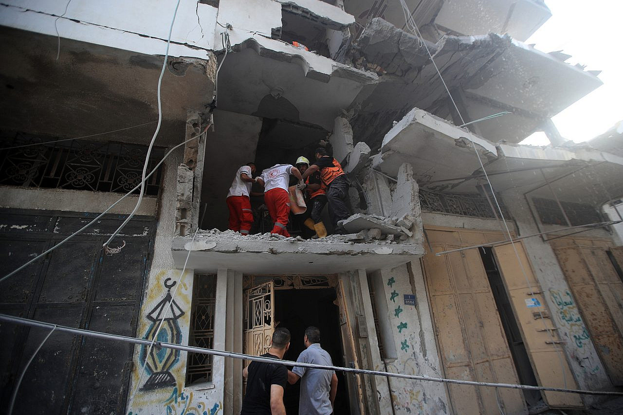 Les services de secours palestiniens retirent les corps des membres de la famille Shaaban, tous les six tués lors d'une frappe aérienne israélienne sur le quartier de Sheikh Radwan, à l'ouest de Gaza, le 9 octobre 2023. (Mohammed Zaanoun)